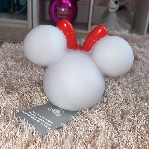 Light-Up Minnie Mouse - Picture 2 of 3